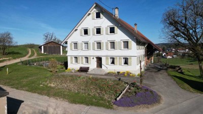 Wohnen in einem Bauernhaus. 3 1/2 Zimmer Wohnung auf einem stillgelegten Bauernhof