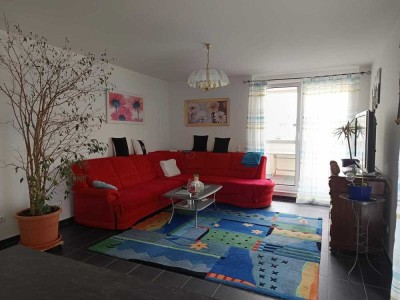 WIE NEU! Exklusive 4-Zimmer-Wohnung mit zwei Bädern, Einbauküche und großem Balkon