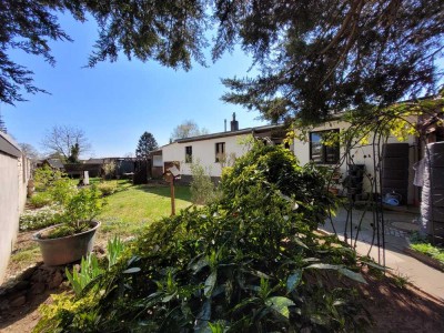 MANNELLA *Für Selbermacher* Haus + Bungalow +  2 Garagen am Bahnhof Troisdorf mit schönem Garten