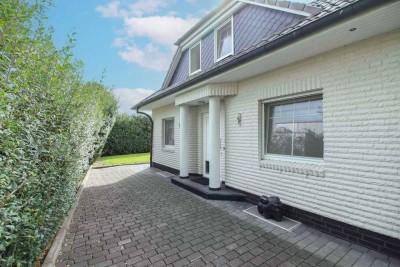 Wohnen mit Garten, KfW40+ Haus und 2 Garagen in Brunsbek