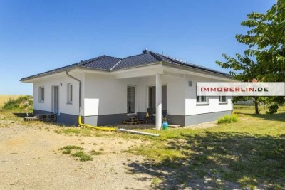 IMMOBERLIN.DE - Moderner Bungalow mit traumhaftem Sonnengarten & verpachtetem Land