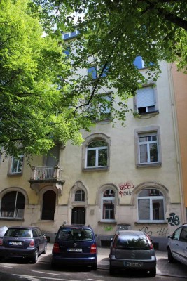 ** 2,5 ZIMMER DACHGESCHOSSWOHNUNG MIT TOLLEM AUSBLICK; ABSOLUT ZENTRALE LAGE IN BORNHEIM **