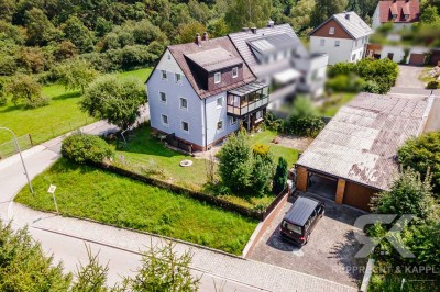 Teil modernisiertes Dreifamilienhaus mit schönem Grundstück und übergroßer Garage in Vohenstrauß