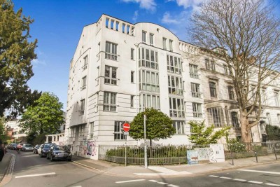 Bremen-Mitte: Großzügige Etagenwohnung mit Loggia, Tiefgaragenstellplatz und traumhaften Weserblick