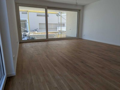 Erdgeschosswohnung mit überdachter Terrasse und Garten