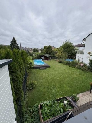 Geschmackvolle 2-Raum-Hochparterre-Wohnung mit Balkon, Garten und traumhaften Pool in Lippstadt