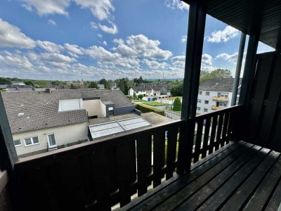 Frisch renovierte 2-Zimmer-Wohnung in Düren mit Balkon, Stellplatz und schöner Aussicht. Ruhige Lage