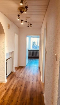 Attraktive und modernisierte 4,5-Zimmer-Maisonette-Wohnung mit Balkon und Einbauküche in Scheyern