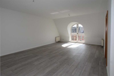 Schöne DG-Wohnung mit attraktivem Laminat und Aufzug