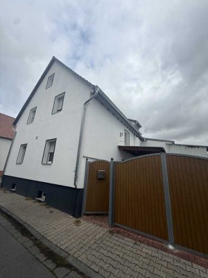 Vollständig renoviertes Haus mit sechs Zimmern und EBK in Trebur