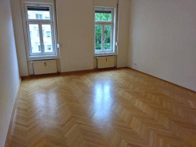 Heller 2 ZIMMER-Altbau + ruhiger Balkon + extra Küche möbliert + Bad mit Dusche / WC und Fenster!