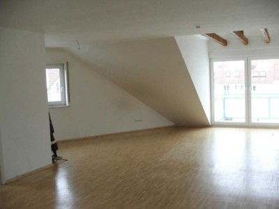 Sonnenverwöhnte 3-Zimmer DG-Wohnung in ruhiger Lage in Dreieich-Dreieichenhain