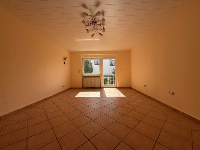 Große 4-Zimmer-Wohnung mit kleiner Terrasse und Gartenanteil in ruhiger Wohnlage