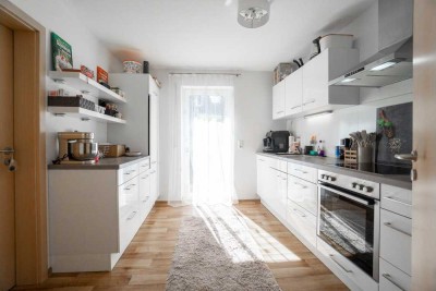 Top renoviert und modern - 4-Zimmer-Wohnung mit drei Stellplätzen