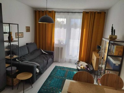Gut geschnitten, vollmöbliert, neue Küche, Balkon und Keller.
