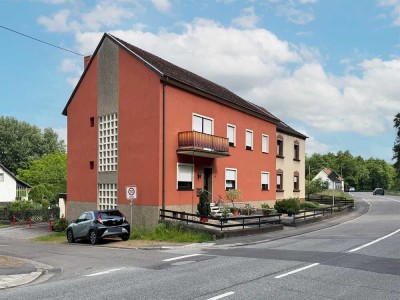 Vermietetes Zweifamilienhaus mit großem Garten, zwei Garagen und vielseitigem Nutzungspotenzial