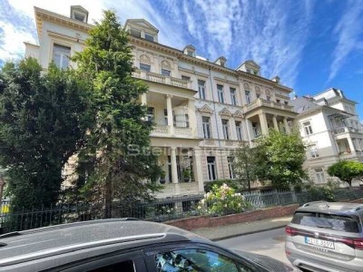 Luxuriöses Wohnen im Altbau – Dachgeschosswohnung mit Empore, Loggia & Südbalkon