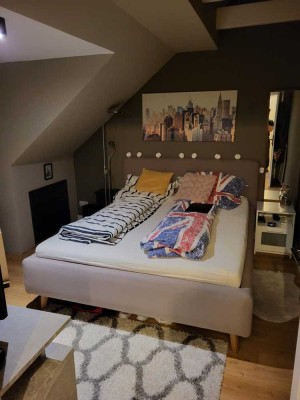Modern 2-Zimmer Mobilierte Dachgeschosswohnung mit lux. Innenausstattung mit Balkon und EBK