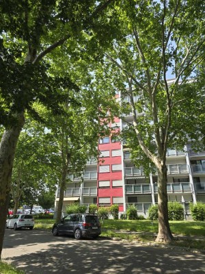 Platz wie im Einfamilienhaus! Feine 4 Zimmer Wohnung, 116 m² Wfl. Sonnenbalkon + TG !!