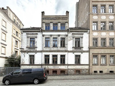 Attraktives, Sanierungsbedürftiges Mehrfamilienhaus in zentraler Lage