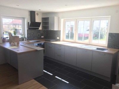 Helle moderne Doppelhaushälfte mit Garten