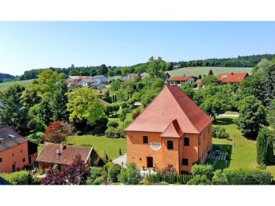 Exklusiv saniertes historischen Schloss mit Gästehaus in traumhafter Lage