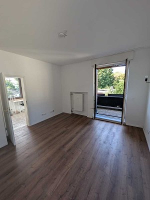 Schöne 2,5-Raum-Wohnung mit Balkon und EBK in Köln Wahn