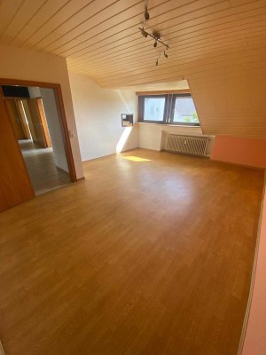 Freundliche Dachgeschosswohnung in Monzelfeld