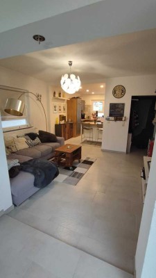 Geschmackvolle, modernisierte 2,5-Zimmer-Erdgeschosswohnung mit geh. Innenausstattung mit EBK