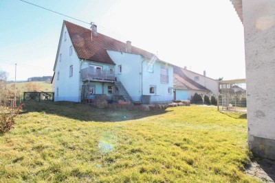 Einfamilienhaus mit zwei Wohneinheiten und Scheune