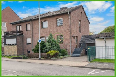 Doppelhaushälfte mit zwei Garagen, Terrasse und großem Garten.