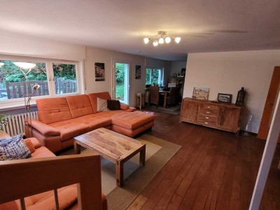 Großzügige 6-Zimmer-Maisonettewohnung mit Terrasse, Balkon, Garage, Stellplatz und Garten – Ruhige L