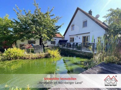 Wie ein Haus am See: Einfamilienhaus (Bj. 1993) mit Traumgarten und Garage in Lauf-Kuhnhof