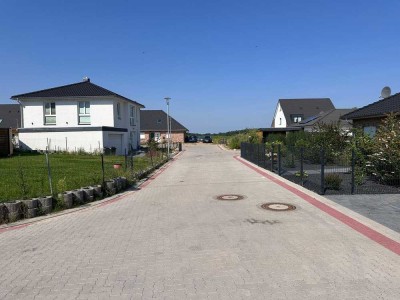 Moderne und Barrierefreie Bungalow-Hälfte mit Terrasse und Garten zu vermieten