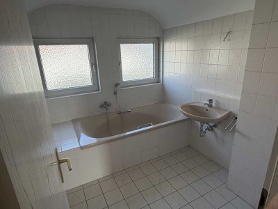 Helle 3-Zimmer Wohnung DG mit Klima