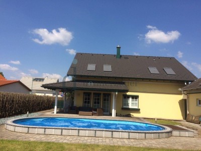 Modernes Einfamilienhaus in ruhiger Lage mit Garten und Pool