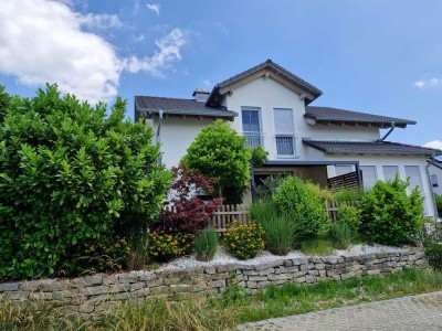Einfamilienhaus mit Doppelgarage, Terrasse überdacht und Gartenanteil in Unterneuhausen