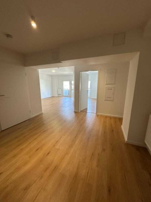 Großzügige 2,5 Zimmerwohnung mit Ankleidezimmer zu vermieten