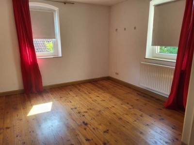Ansprechende 4,5-Zimmer-Souterrain-Wohnung mit Balkon und Einbauküche in Mainleus