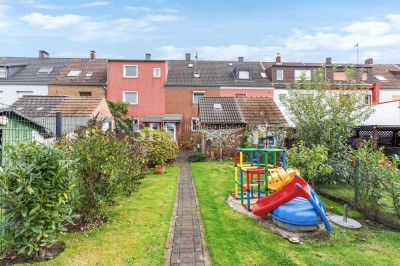 Modernisiertes Reihenhaus auf Erbpachtgrundstück – mit schönem Garten,  Einbauküche und zwei Garagen