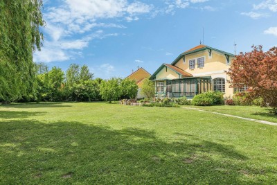 Historisches Jagd-Chalet - Wohnen mit dem Komfort einer Villa und eigenem Park