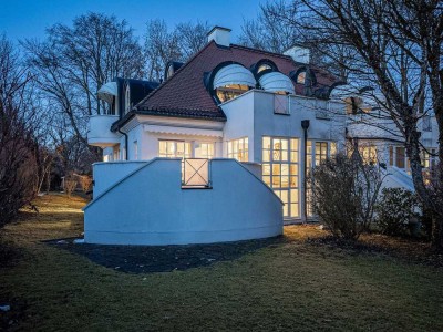 Weitläufige Wohnung mit Hauscharakter. Auf traumhaftem Parkgrundstück.