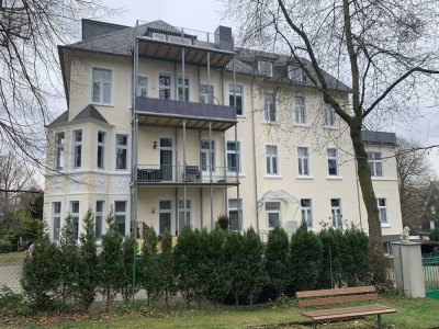 Neuwertige Dachgeschosswohnung mit dreieinhalb Zimmern und Balkon in Remscheid