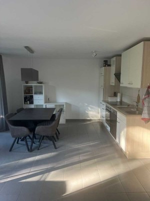Neuwertige 2,5-Zimmer-EG-Wohnung mit Terasse und Einbauküche