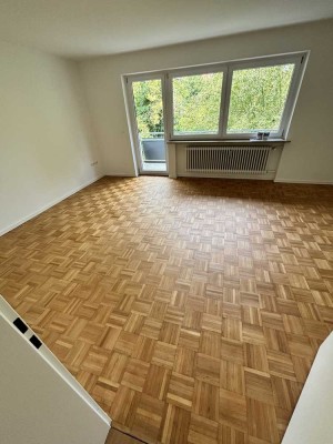 Erstbezug nach Sanierung mit Balkon: Stilvolle 3-Zimmer-Wohnung in München - Freimann