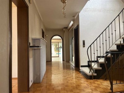 Großzügig leben und entspannen – Einfamilienhaus mit Anbau, Indoorpool und Gartenhaus