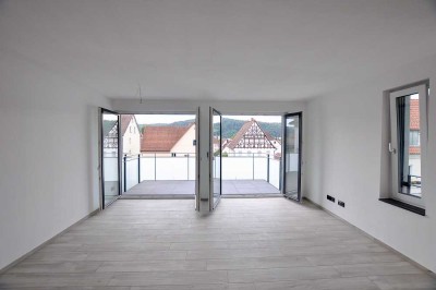 Moderne Neubauwohnung mit Balkon