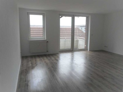 Freundliche und helle, gepflegte Zweiraum-Wohnung mit Balkon im 1.OG
