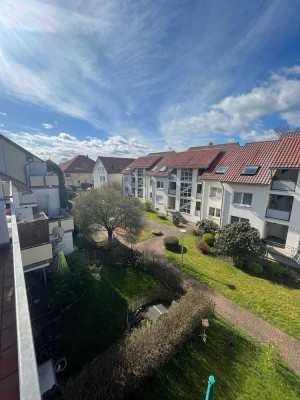 Ab sofort! * Schicke 3-Raumwohnung im DG mit großen Balkon *