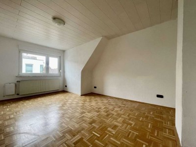 Zentrale Dachgeschoss-Wohnung mitten in Ensen-Westhoven